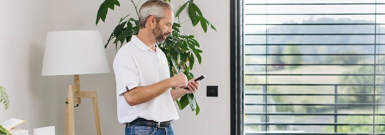 somfy-external-venetian-blinds-man-smartphone