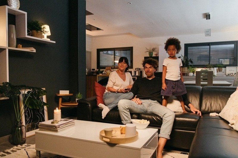 Familie auf Sofa