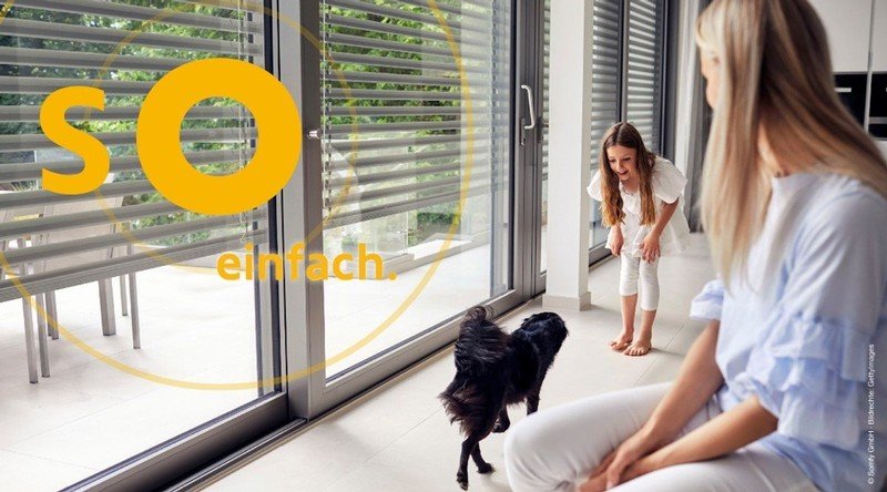 Mädchen mit Hund vor Außenjalousie